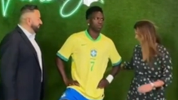 VIDEO / Vinicius e lo scherzo ai fan al museo delle cere
