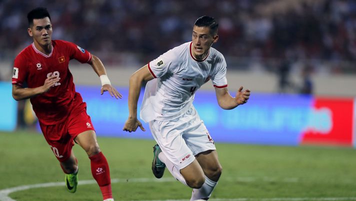 HANOI, VIETNAM - MARCH 26: Jay Idzes of Indonesia controls the ball against Nguyen Tien Linh of Vietnam during the FIFA World Cup Asian second qualifier Group F match between Vietnam and Indonesia at My Dinh National Stadium on March 26, 2024 in Hanoi, Vietnam. (Photo by Minh Hoang/Getty Images) Si scalda l’asse Fiorentina-Venezia, i viola sondano un difensore - immagine 1
