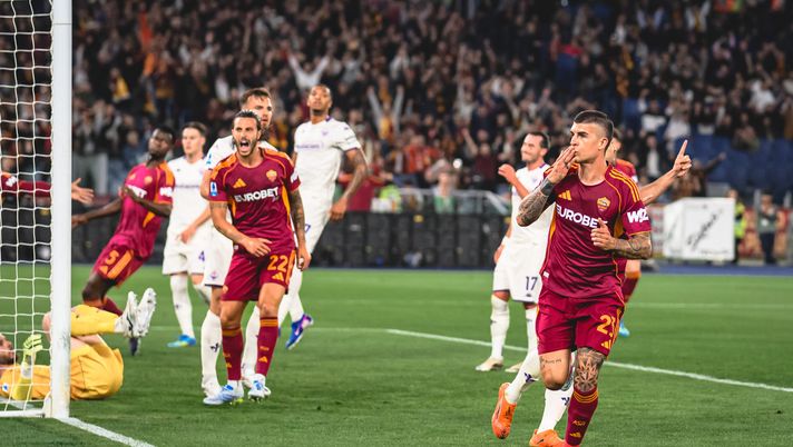 ROME, ITALY - MAY 04: Gianluca Mancini of AS Roma celebrates after scored the first goal for his team during the Serie A match between AS Roma and ACF Fiorentina at Stadio Olimpico on May 04, 2026 in Rome, Italy. (Photo by Fabio Rossi/AS Roma via Getty Images) Roma-Fiorentina: viola in gita scolastica di fine stagione - immagine 1
