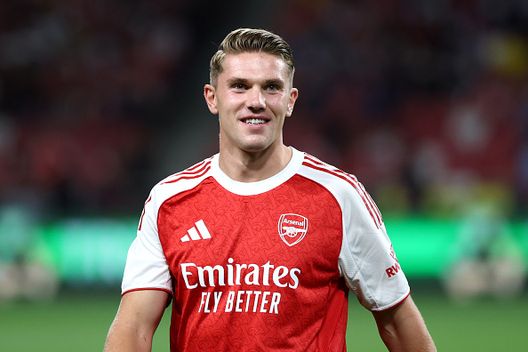 Viktor Gyoekeres saluta i suoi nuovi tifosi dell'Arsenal durante l'amichevole contro il Newcastle a Singapore. (Photo by Yong Teck Lim/Getty Images) Gyokeres all’Arsenal, l’agente si scaglia contro lo Sporting Lisbona: “Meritava più rispetto”- immagine 2