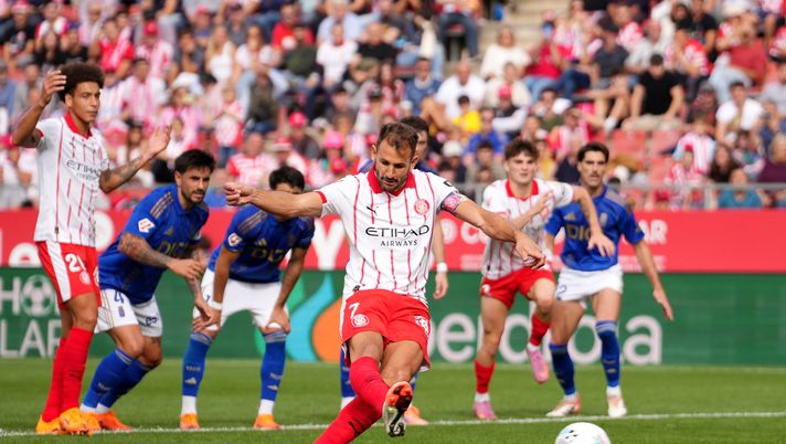 GIRONA, SPAIN - OCTOBER 25: Cristhian Stuani of Girona scores his team's first goal from the penalty spot during the LaLiga EA Sports match between Girona FC and Real Oviedo at Montilivi Stadium on October 25, 2025 in Girona, Spain. (Photo by Alex Caparros/Getty Images) Girona-Real Madrid live: streaming gratis e diretta tv del match di Liga - immagine 1