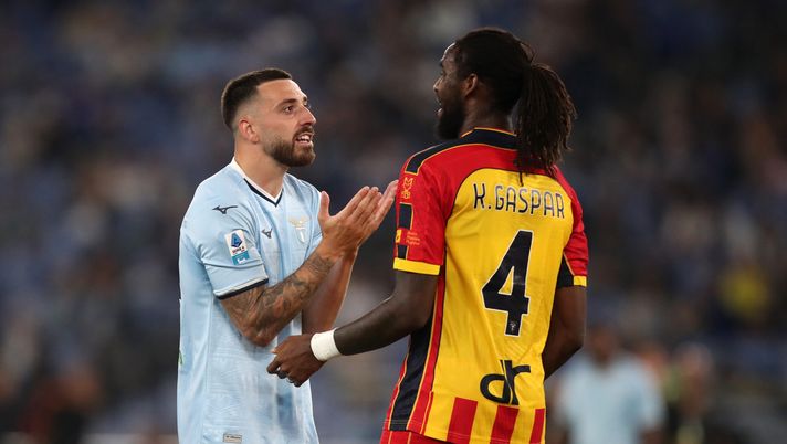 ROME, ITALY - MAY 25: Mario Gila of Lazio speaks to Kialonda Gaspar of US Lecce during the Serie A match between SS Lazio and Lecce at Stadio Olimpico on May 25, 2025 in Rome, Italy. (Photo by Paolo Bruno/Getty Images) Mercato Lazio, tutti pazzi per Mario Gila. Ma la società… - immagine 1