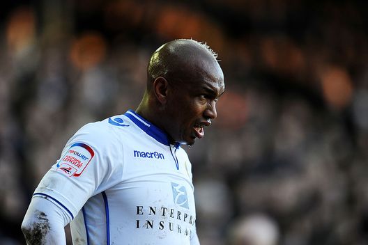 El Hadji Diouf con la maglia del Leeds United. (Foto di Laurence Griffiths/Getty Images) L’ex calciatore El Hadji Diouf non paga il mantenimento della figlia: rischia il carcere- immagine 2