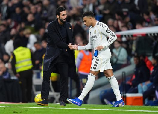 MADRID, SPAIN - JANUARY 17: Alvaro Arbeloa, Head Coach of Real Madrid, congratulates Kylian Mbappe of Real Madrid for scoring the teams first goal during the LaLiga EA Sports match between Real Madrid CF and Levante UD at Estadio Santiago Bernabeu on January 17, 2026 in Madrid, Spain. (Photo by Angel Martinez/Getty Images) Arbeloa protesta per il rigore non concesso su Mbappé: “È fallo qui e anche sulla Luna”- immagine 2