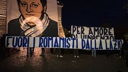 Lazio, lo striscione contro Lotito a Ponte Milvio: “Fuori i romanisti!”