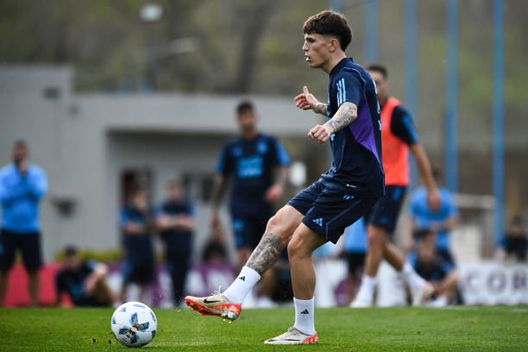 Paredes su Garnacho: “Idolo Cr7? Quando viene con noi deve cambiare…”- immagine 2