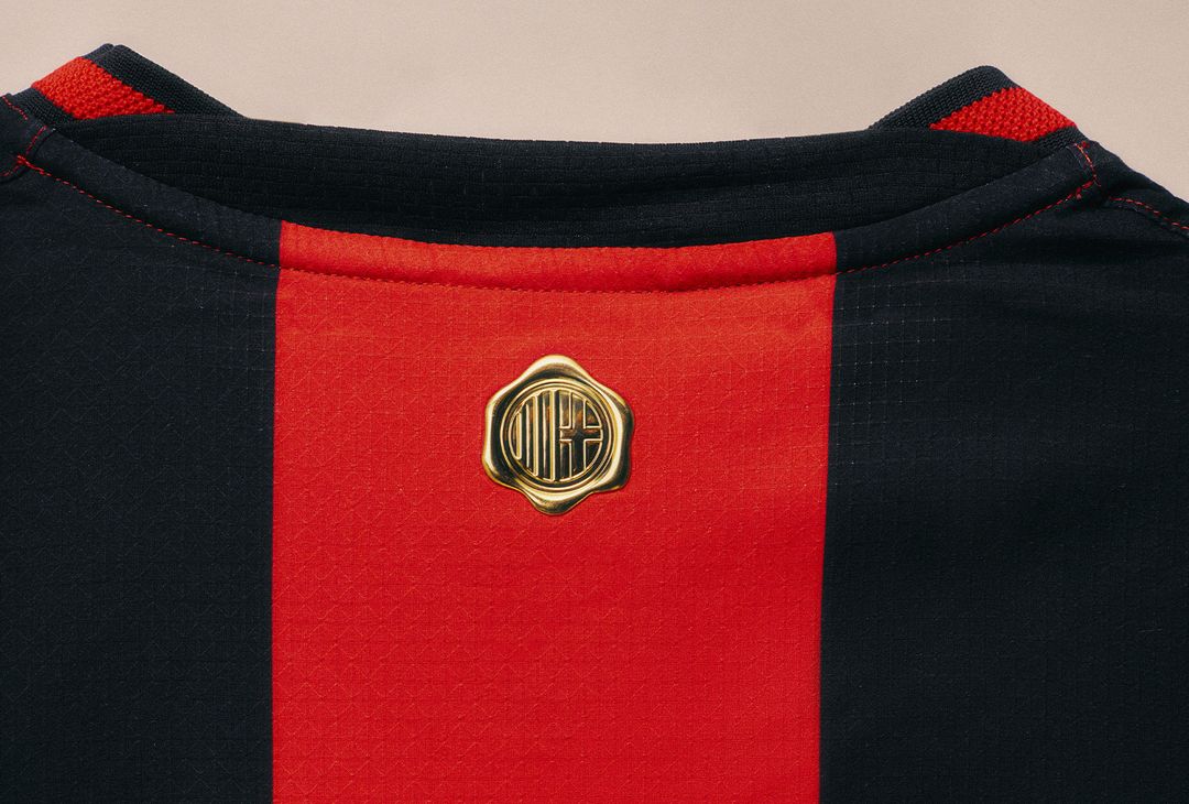 Nuova prima maglia AC Milan 2026-2027 PUMA (Fonte Milan) Nuova prima maglia AC Milan 2026-2027 PUMA (Fonte Milan)