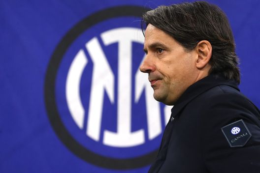 MILANO, ITALIA - 25 FEBBRAIO: Simone Inzaghi, allenatore dell'FC Internazionale, si trova davanti allo scudetto dell'FC Internazionale prima della partita dei quarti di finale di Coppa Italia tra FC Internazionale e SS Lazio allo Stadio Giuseppe Meazza il 25 febbraio 2025 a Milano, Italia. (Foto di Marco Luzzani/Getty Images) ESCLUSIVA Inter-Lazio, Cesar: “Due squadre che ho nel cuore. Contento per Inzaghi”- immagine 3