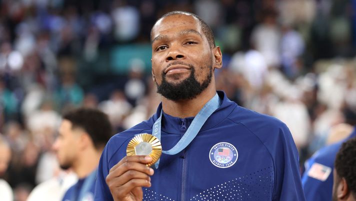 PARIS, FRANCE - AUGUST 10: Gold medalist Kevin Durant of Team United States poses for a photo during the Men's basketball medal ceremony on day fifteen of the Olympic Games Paris 2024 at Bercy Arena on August 10, 2024 in Paris, France. (Photo by Ezra Shaw/Getty Images) Psg, quante novità: Kevin Durant nuovo socio di minoranza del club - immagine 1