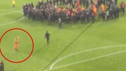 VIDEO / Osimhen, che fai? La polizia entra in campo, lui fa le capriole