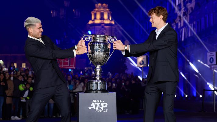 TURIN, ITALY - NOVEMBER 07: L-R Carlos Alcaraz of Spain and Jannik Sinner of Italy wrestle with the ATP World No.1 Trophy outside the Teatro Regio Torino prior to the Nitto ATP Finals on November 07, 2025 in Turin, Italy. (Photo by Clive Brunskill/Getty Images) Tennis, ATP Finals 2025: dove vedere il torneo in streaming gratis e diretta tv - immagine 1
