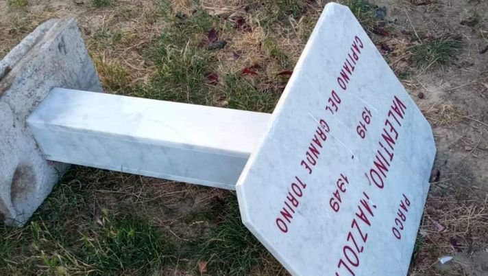Torino, abbattuta e sradicata la targa di Valentino Mazzola in piazza Galimberti - immagine 1