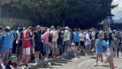 Ritiro Castel di Sangro, tifosi in attesa dei giocatori fuori lo stadio IL VIDEO