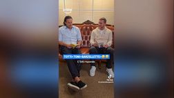 Totti-Toni, quante risate con le barzellette. Francesco: “Ma chi le ha scritte?”