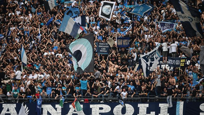 NAPLES, ITALY - APRIL 30: SSC Napoli supporters before the Serie A match between SSC Napoli and Salernitana at Stadio Diego Armando Maradona on April 30, 2023 in Naples, Italy. (Photo by Francesco Pecoraro/Getty Images) Tifosi durante il derby tra Napoli e Salernitana