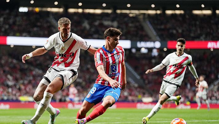 MADRID, SPAIN - APRIL 24: Julian Alvarez of Atletico de Madrid is challenged by Florian Lejeune of Rayo Vallecano during the LaLiga match between Atletico de Madrid and Rayo Vallecano at Riyadh Air Metropolitano on April 24, 2025 in Madrid, Spain. (Photo by Aitor Alcalde/Getty Images) Il presidente del Rayo non ci sta dopo il derby perso, mancano due rossi - immagine 1