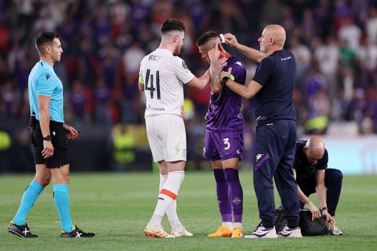 Incredibile a Praga: pioggia di oggetti su Biraghi, ferito alla testa- immagine 2