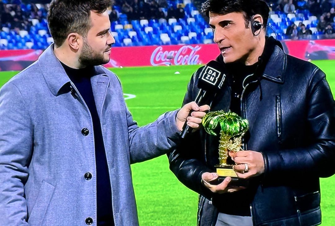 Sal Da Vinci mostra il premio del Festival di Sanremo al Maradona GALLERY - immagine 4