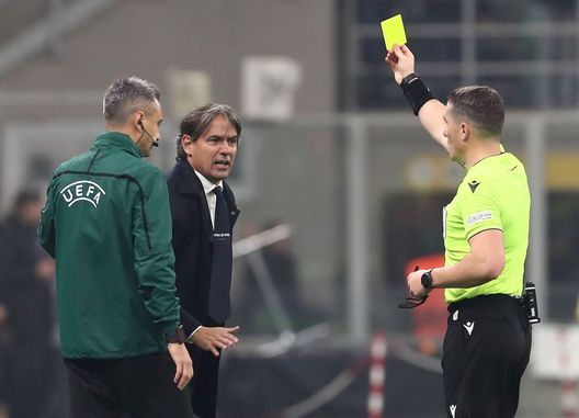 Milano, Italia - 6 novembre 2024: Kovacs ammonisce Simone Inzaghi durante la partita di Champions League tra Inter ed Arsenal. (Foto di Marco Luzzani/Getty Images) Inter-Psg, l’arbitro sarà Kovacs: i suoi precedenti con le finaliste- immagine 2