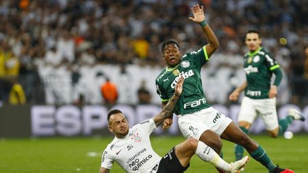 SAO PAULO, BRAZIL - SEPTEMBER 3: Maycon of Corinthians fouls Endrick of Palmeiras during the match between Corinthians and Palmeiras as part of Brasileirao Series A 2023 at Neo Quimica Arena on September 3, 2023 in Sao Paulo, Brazil. (Photo by Ricardo Moreira/Getty Images) Endrick, che fallo subito nel derby