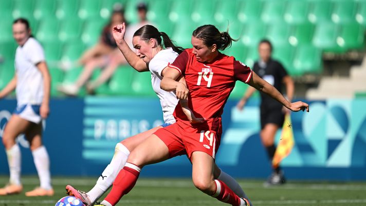 SAINT-ETIENNE, FRANCE - JULY 25: Milly Clegg #17 of Team New Zealand is challenged by Vanessa Gilles #14 of Team Canada during the Women's group A match between Canada and New Zealand during the Olympic Games Paris 2024 at Stade Geoffroy-Guichard on July 25, 2024 in Saint-Etienne, France. (Photo by Tullio M. Puglia/Getty Images) Olimpiadi, pesanti sanzioni per la nazionale femminile di calcio del Canada: il fatto - immagine 1