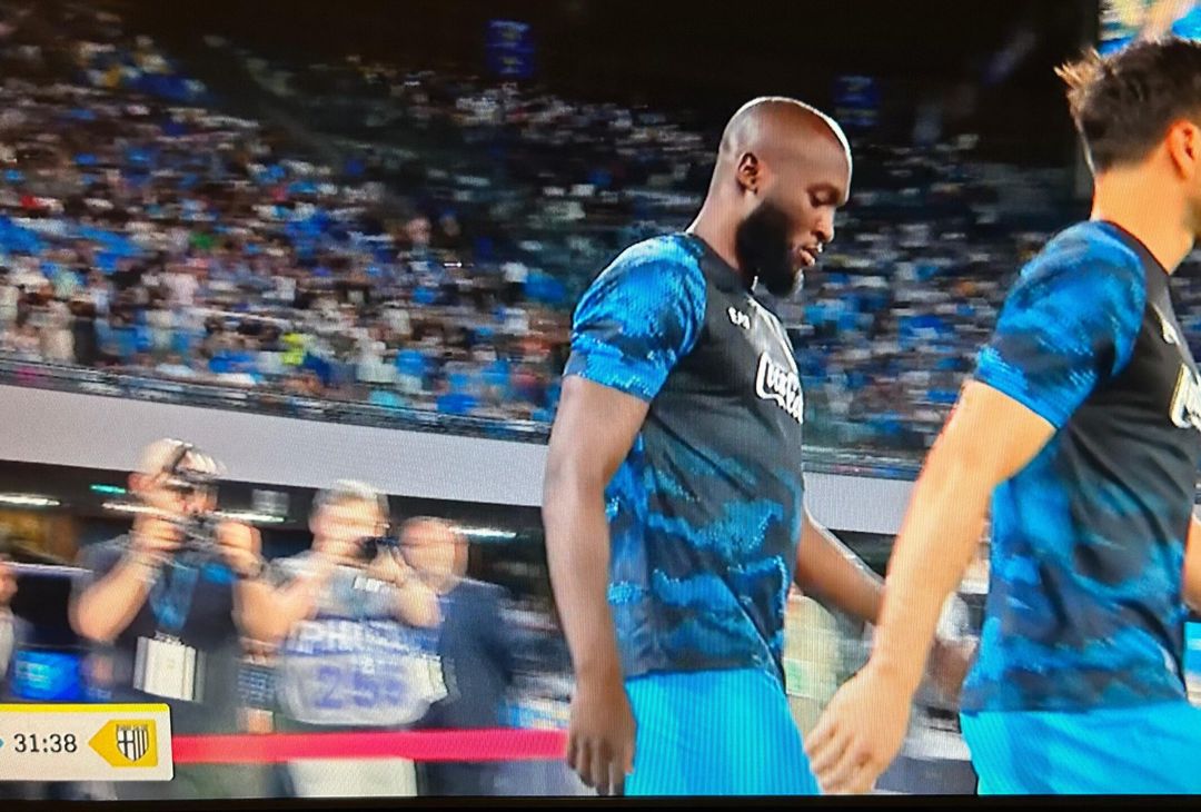 GALLERY Lukaku entra in campo per il riscaldamento e il Maradona esplode - immagine 2