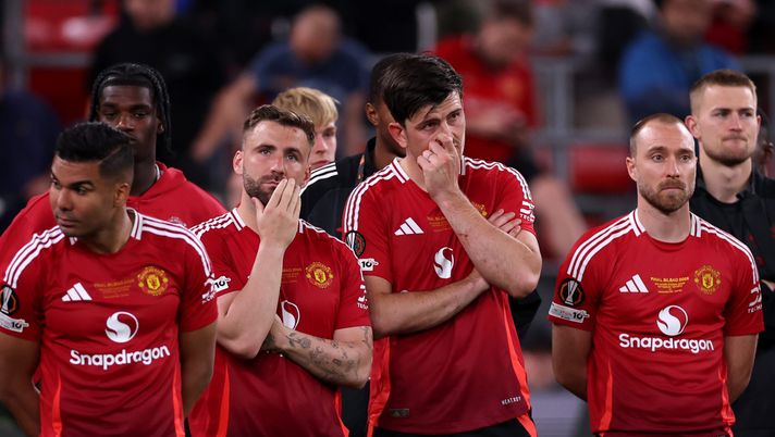 BILBAO, SPAIN - MAY 21: Luke Shaw and Harry Maguire of Manchester United appear dejected with team mates during the winners medal ceremony after their team's defeat in the UEFA Europa League Final 2025 between Tottenham Hotspur and Manchester United at Estadio de San Mames on May 21, 2025 in Bilbao, Spain. (Photo by Ryan Pierse/Getty Images) Manchester United, un disastro senza precedenti: i giocatori chiedono la cessione - immagine 1
