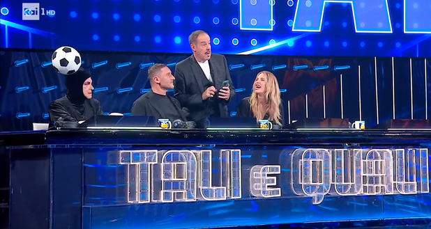 Totti giudice a ‘Tali e Quali’, dagli sketch con Malgioglio alle battute sugli artisti- immagine 4