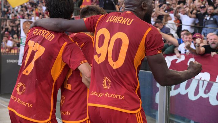 ROME, ITALY - OCTOBER 22: AS Roma players celebrate during the Serie A TIM match between AS Roma and AC Monza at Stadio Olimpico on October 22, 2023 in Rome, Italy. (Photo by Luciano Rossi/AS Roma via Getty Images) La Roma non molla mai: già 7 gol negli ultimi 15′ - immagine 1