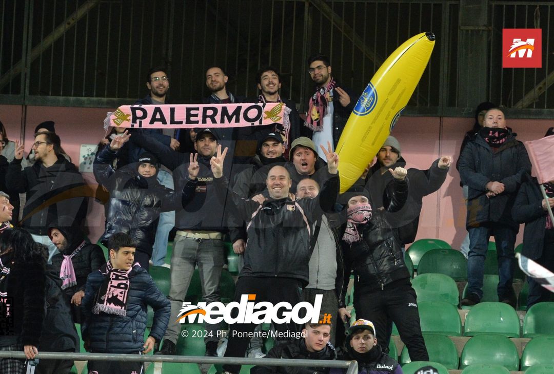 FOTOTIFO Palermo-Bari 3-0, gli scatti ai tifosi al “Renzo Barbera” (GALLERY) - immagine 40
