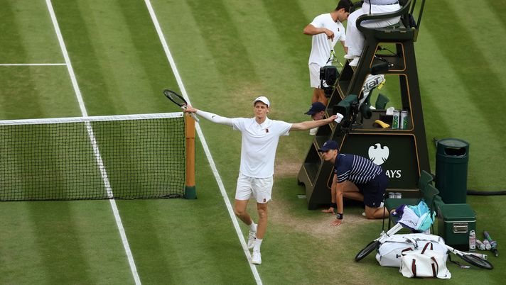 LONDON, ENGLAND - JULY 13: Jannik Sinner of Italy celebrates following his victory against Carlos Alcaraz of Spain during the Gentlemen's Singles Final on day fourteen of The Championships Wimbledon 2025 at All England Lawn Tennis and Croquet Club on July 13, 2025 in London, England. (Photo by Ezra Shaw/Getty Images) Sinner nella leggenda: primo italiano re di Wimbledon. Esulta anche Vagnati - immagine 1