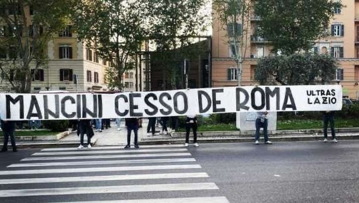 Lazio, striscione contro Mancini a Ponte Milvio Lazio, striscione contro Mancini a Ponte Milvio - immagine 1