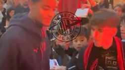 Milan, sorrisi e autografi per De Winter con i tifosi rossoneri | PM