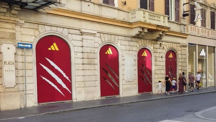 Roma Adidas Lo Store Di Via Del Corso Cambia Look Vetrine Giallorosse 