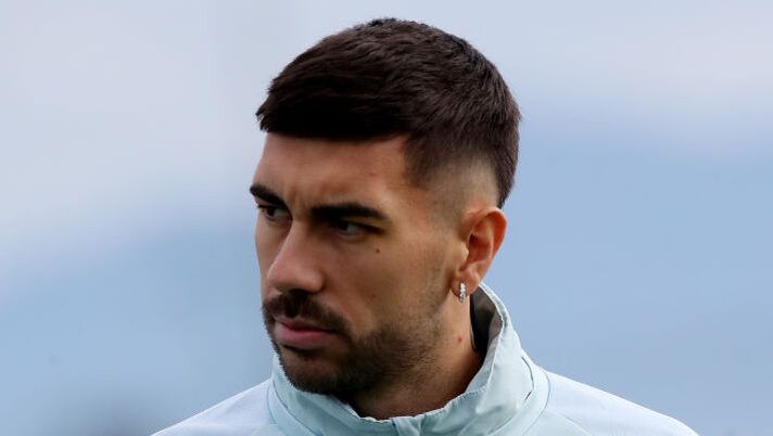 ROME, ITALY - DECEMBER 11: Mattia Zaccagni of S.S. Lazio in looks on during the S.S. Lazio training session before the UEFA Europa League 2024/25 League Phase MD6 at Formello sport centre on December 11, 2024 in Rome, Italy. (Photo by Paolo Bruno/Getty Images) Verona-Lazio, formazioni ufficiali: la scelta su Zaccagni, Romagnoli, Suslov e Dia! Fuori Lazovic - immagine 1
