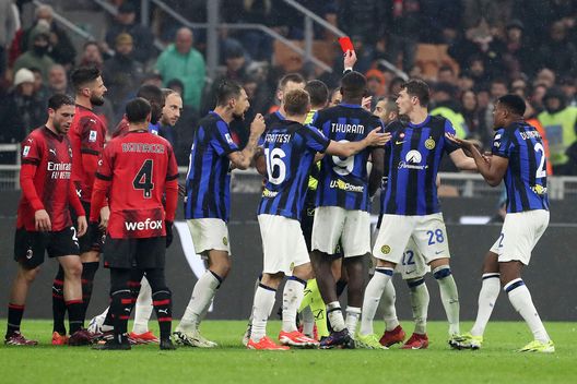 Dumfries espulsione derby di Milano