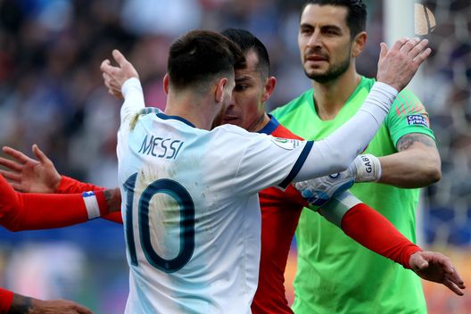 SAN PAOLO, BRASILE - 6 LUGLIO: Gary Medel del Cile litiga con Lionel Messi. (Foto di Alexandre Schneider/Getty Images) Argentina Cile