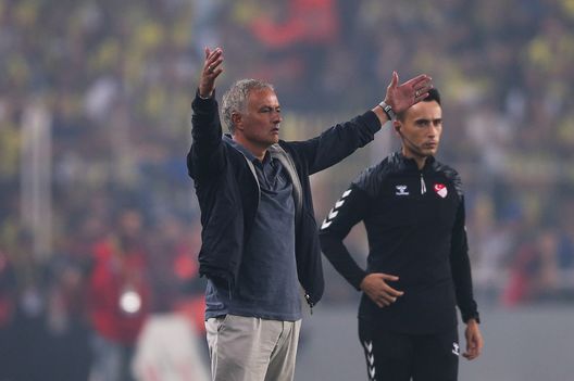 L'allenatore del Fenerbahçe, José Mourinho, durante la partita di Supercoppa Turca tra Fenerbahçe e Galatasaray allo stadio Ülker il 21 settembre 2024 a Istanbul, Turchia. (Foto di Ahmad Mora/Getty Images) Mourinho “geloso” del suo Triplete: “Temevo che l’Inter potesse rivincerlo”- immagine 3