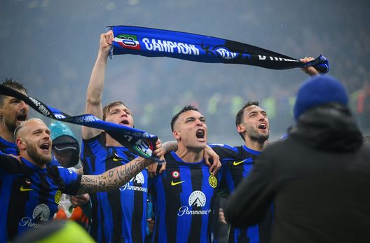 I giocatori dell'Inter festeggiano la vittoria dello Scudetto 2024. (Foto di Mattia Pistoia - Inter/Inter tramite Getty Images) Gloria e battaglia a San Siro: Inter-Barcellona sul palco delle grandi imprese nerazzurre- immagine 9