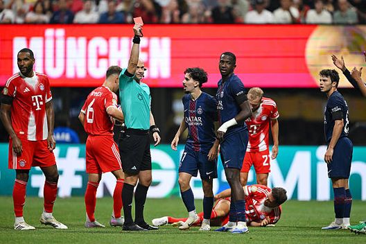 Taylor espelle Pacho. (Photo by Shaun Botterill - FIFA/FIFA via Getty Images) Mondiale per Club: la FIFA squalifica Pacho e Lucas Hernandez per due partite- immagine 4
