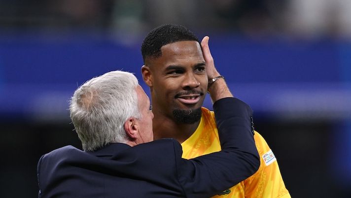 HAMBURG, GERMANY - JULY 05: Mike Maignan of France is embraced by Didier Deschamps, Head Coach of France, following the team's victory in the penalty shoot out during the UEFA EURO 2024 quarter-final match between Portugal and France at Volksparkstadion on July 05, 2024 in Hamburg, Germany. (Photo by Stu Forster/Getty Images) Tchouameni esalta Maignan: “Portiere incredibile, tra i top al mondo: il Milan è fortunato” - immagine 1