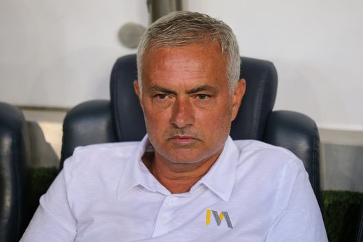 José Mourinho, allenatore del Fenerbahçe da quest'estate. (Foto di Ahmad Mora/Getty Images) La stoccata di Rio Ferdinand: “Mourinho non è più adatto per allenare in Europa”- immagine 2