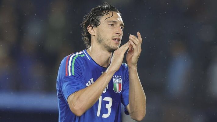 EMPOLI, ITALY - JUNE 9: Matteo Darmian of Italy greets the fans after during the International Friendly match between Italy and Bosnia Herzegovina at Stadio Carlo Castellani on June 9, 2024 in Empoli, Italy. (Photo by Gabriele Maltinti/Getty Images) Nazionale, chi può rischiare il posto ora: i giocatori che potrebbero venire esclusi - immagine 1