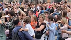 Napoli sogna e canta, sale l’entusiasmo in città: aria di festa a Piazza Plebiscito