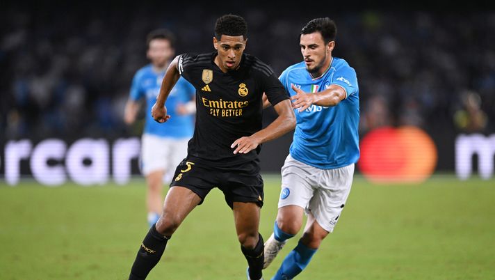 NAPLES, ITALY - OCTOBER 03: Jude Bellingham of Real Madrid controls the ball whilst under pressure from Eljif Elmas of Napoli during the UEFA Champions League match between SSC Napoli and Real Madrid CF at Stadio Diego Armando Maradona on October 03, 2023 in Naples, Italy. (Photo by Francesco Pecoraro/Getty Images) FOTO Il Napoli presenta il big match contro il Real Madrid: il post degli azzurri - immagine 1