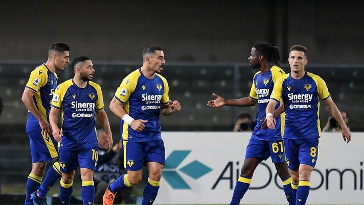 VERONA, ITALY - MAY 08: Davide Faraoni of Hellas Verona celebrates after scoring the opening goal during the Serie A match between Hellas Verona FC and AC Milan at Stadio Marcantonio Bentegodi on May 08, 2022 in Verona, Italy. (Photo by Alessandro Sabattini/Getty Images)