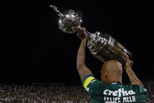 Felipe Melo, con la fascia da capitano al braccio, alza la Libertadores 2021 (Foto di Buda Mendes/Getty Images) Cruzeiro, Gremio e tanto altro ancora: la carriera di Felipe Melo- immagine 4