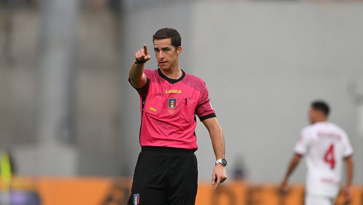 REGGIO NELL'EMILIA, ITALY - AUGUST 30: Referee Ayroldi reacts during the Serie A match between US Sassuolo and AC Milan at Mapei Stadium - Citta' del Tricolore on August 30, 2022 in Reggio nell'Emilia, Italy. (Photo by Claudio Villa/AC Milan via Getty Images) Torino, con Ayroldi un solo precedente: la vittoria contro la Cremonese in Coppa - immagine 1
