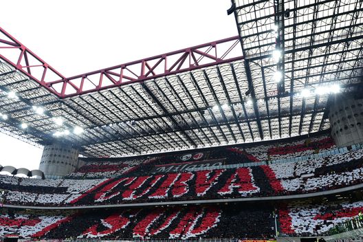 Milan-Juve: tifosi della Curva Sud danno spettacolo con questa coreografia. (Foto di Pier Marco Tacca/AC Milan via Getty Images) Roma-Milan, divieto di trasferta ai tifosi rossoneri: atti vandalici in Curva Sud in Coppa- immagine 2
