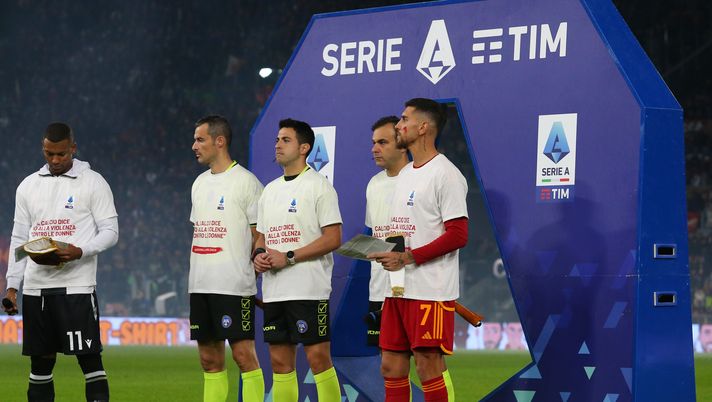 ROME, ITALY - NOVEMBER 26: Walace of Udinese Calcio (L) and Lorenzo Pellegrini of AS Roma (R) alongside the officials speak in support of the #UNROSSOALLAVIOLENZA - the WeWorld Violence Against Women campaign prior to the Serie A TIM match between AS Roma and Udinese Calcio at Stadio Olimpico on November 26, 2023 in Rome, Italy. (Photo by Paolo Bruno/Getty Images) Roma-Udinese, Pellegrini e Walace contro la violenza sulle donne: “Fatevi sentire” - immagine 1